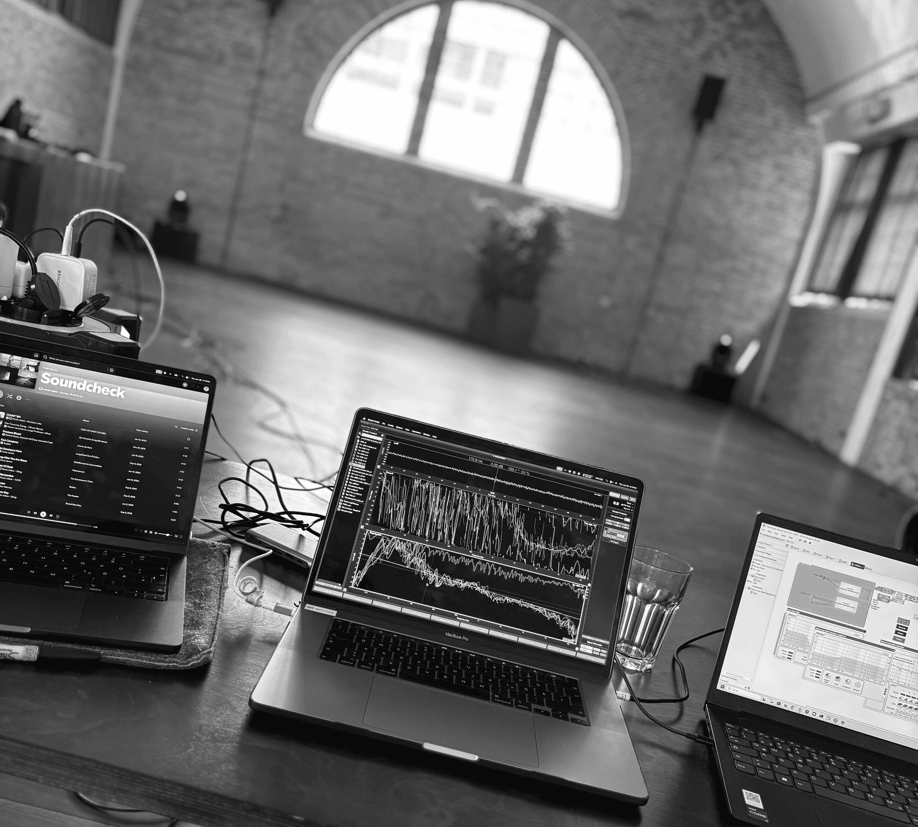 Laptops mit Mess- und DSP-Software in der Eventlocation Färberei Karlsruhe