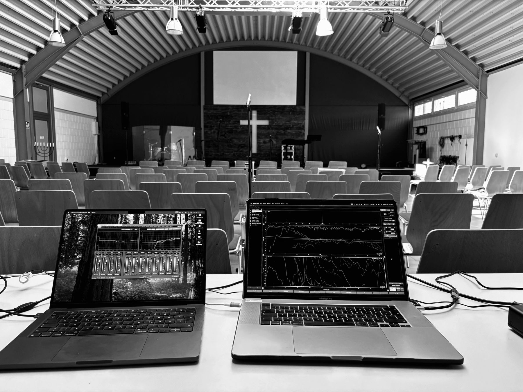 Gottesdienstsaal der FCG Leer mit Laptops beim Einmessen der neuen Anlage