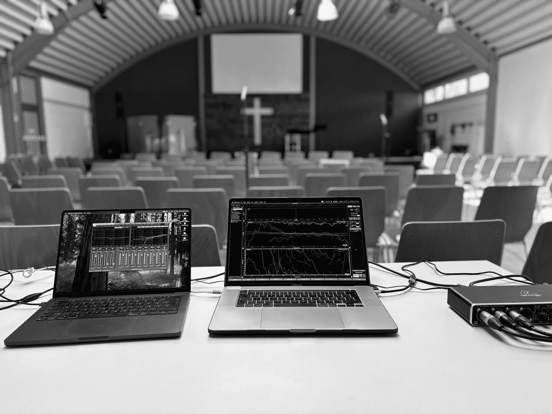 Laptops mit Messsoftware beim Einmessen einer Anlage in einem Gottesdienstsaal